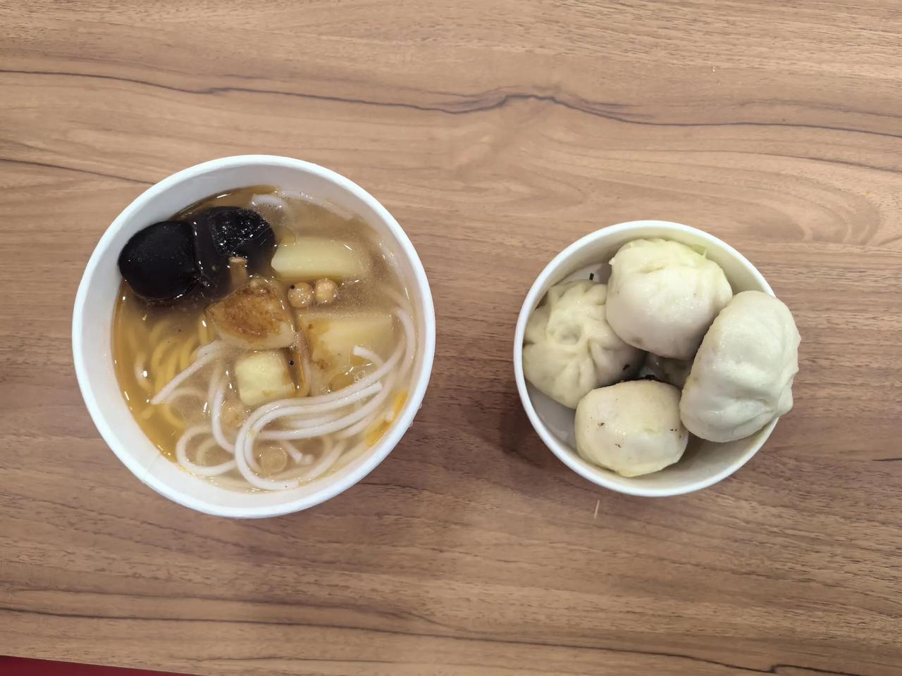 下船休假第17天今天早上好凉快呀，带着老婆小孩一起去县城吃早餐。毕竟长时间吃