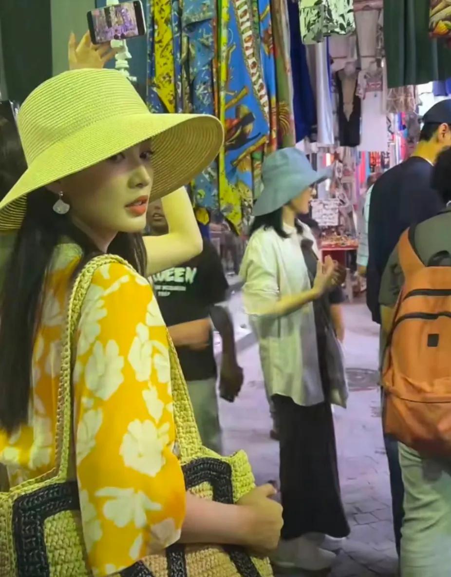 李沁的衣服其实挺普通，全靠优越的身材和脸蛋撑着，换普通人穿怕是要没法看了。