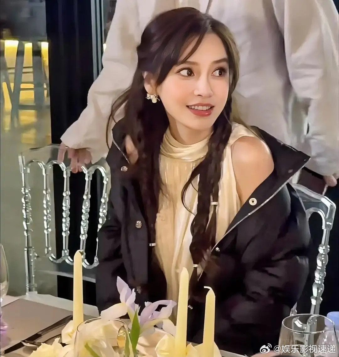 我朋友去了趟活动现场，亲眼看见了杨颖，回来就跟我分享了他的感受线下见到她真人，印