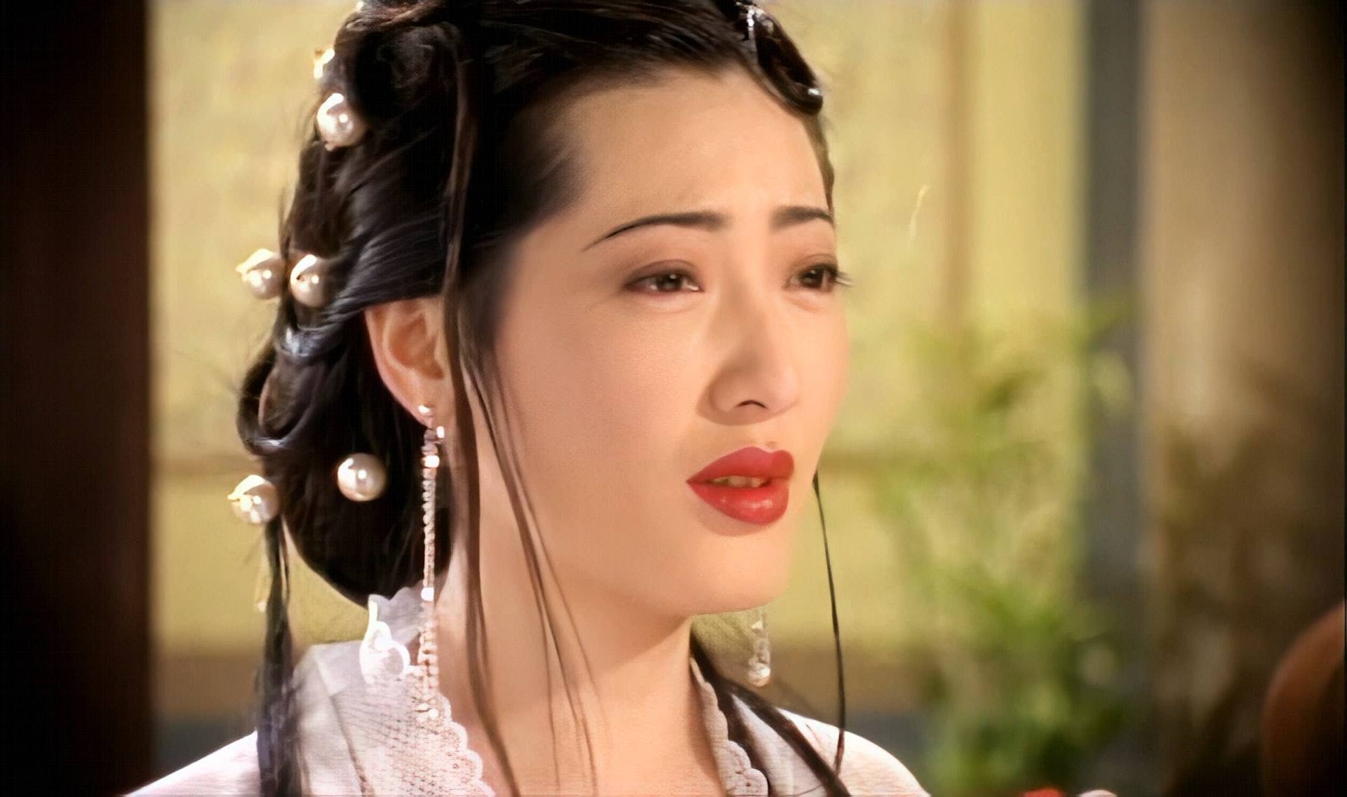 现年49岁的杨思敏（本名小林麻美），当年凭借傲人身材与温柔气质红极一时，不仅