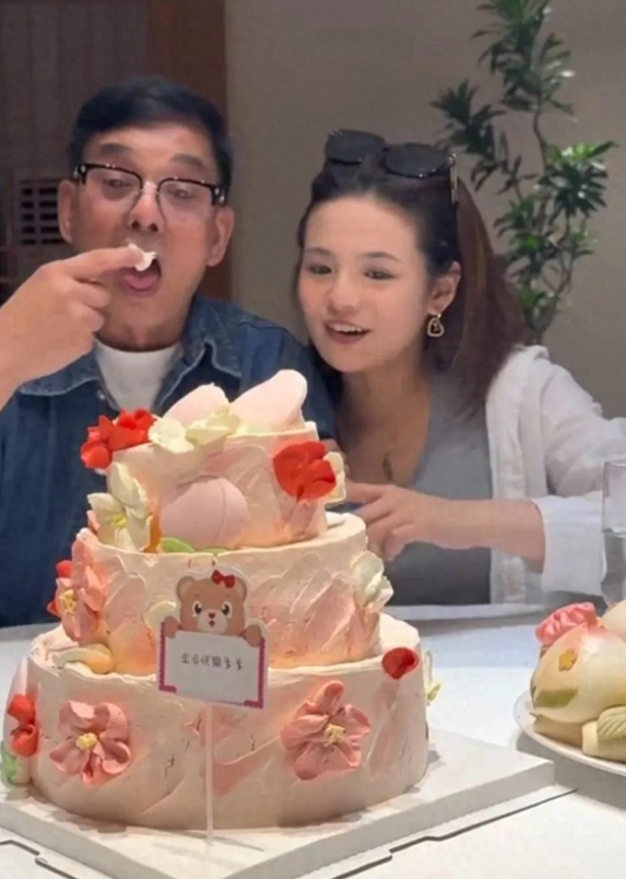 TVB李国麟70岁生日女儿抹蛋糕温馨满屏