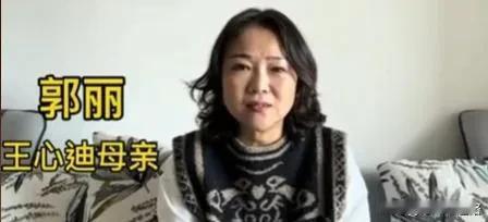 第一眼以为是徐梦桃闺蜜，仔细一查居然是她婆婆！50岁郭丽，状态好到离谱，皮肤