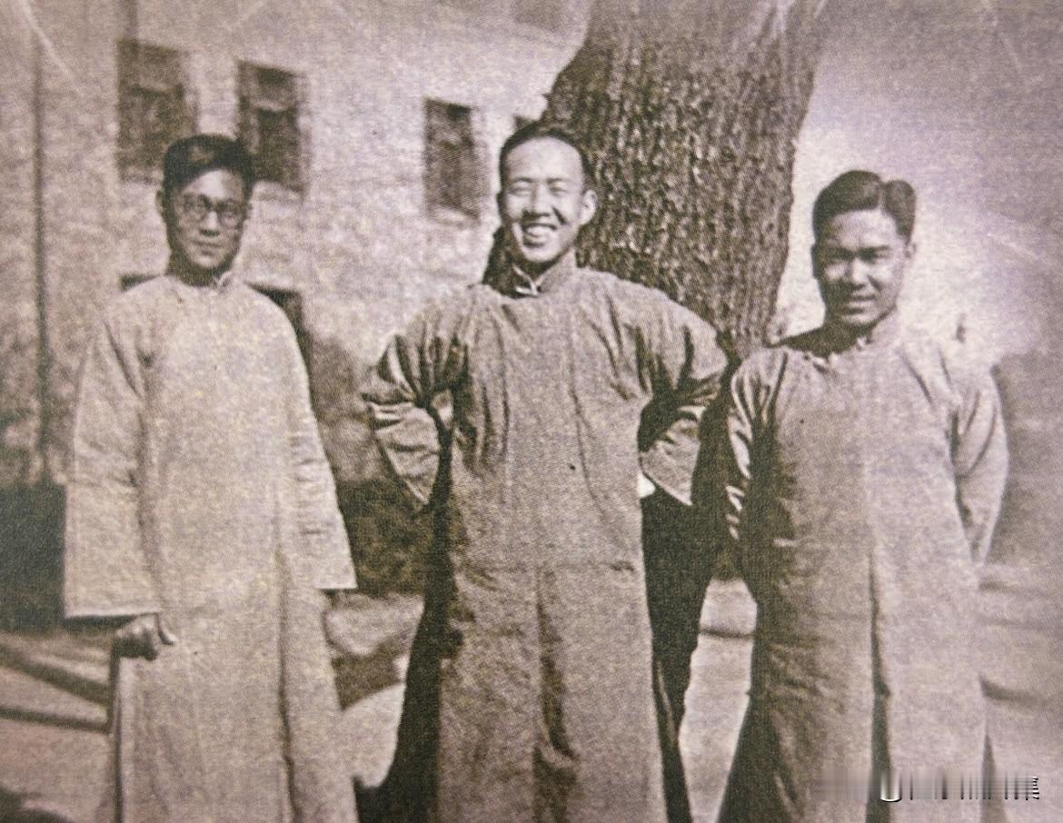上世纪初，未来三院士——王竹溪（左）、赵九章（中）和傅承义（右）在清华园。清华毕