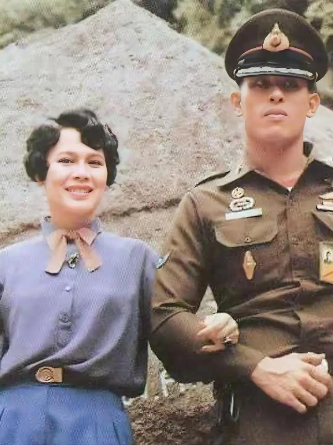 图二是老泰王全家福照，图三是泰王全家福照。老泰王子女是诗丽吉王后一人所生，泰王三