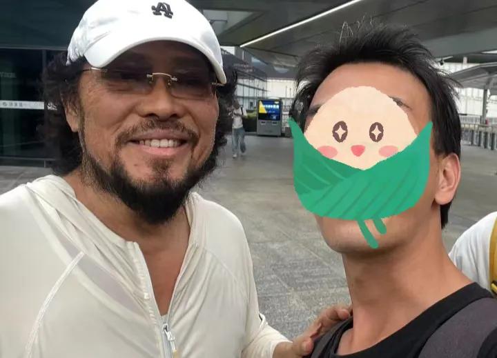 网友在上海机场偶遇久未露面的张菲，这位曾经的综艺天王毫无架子，主动畅聊半个小时，