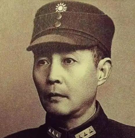 1938年，武汉会战期间，军统湖北站副站长诬告钱大钧私吞200桶汽油，钱大钧持枪