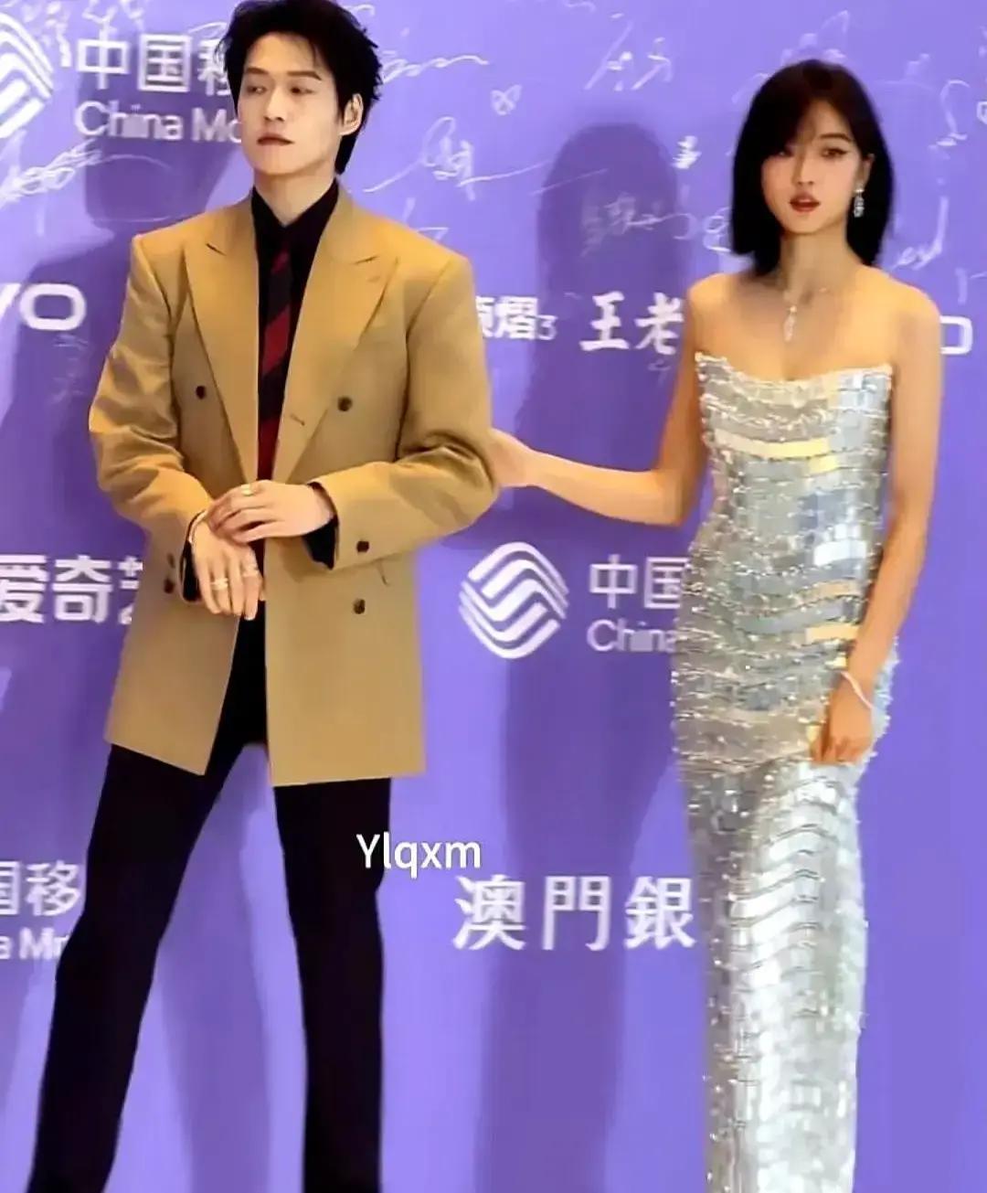 魏大勋这红毯走的，真把我看乐了。旁边的孙千在那儿努力营业，他倒好，全程把自