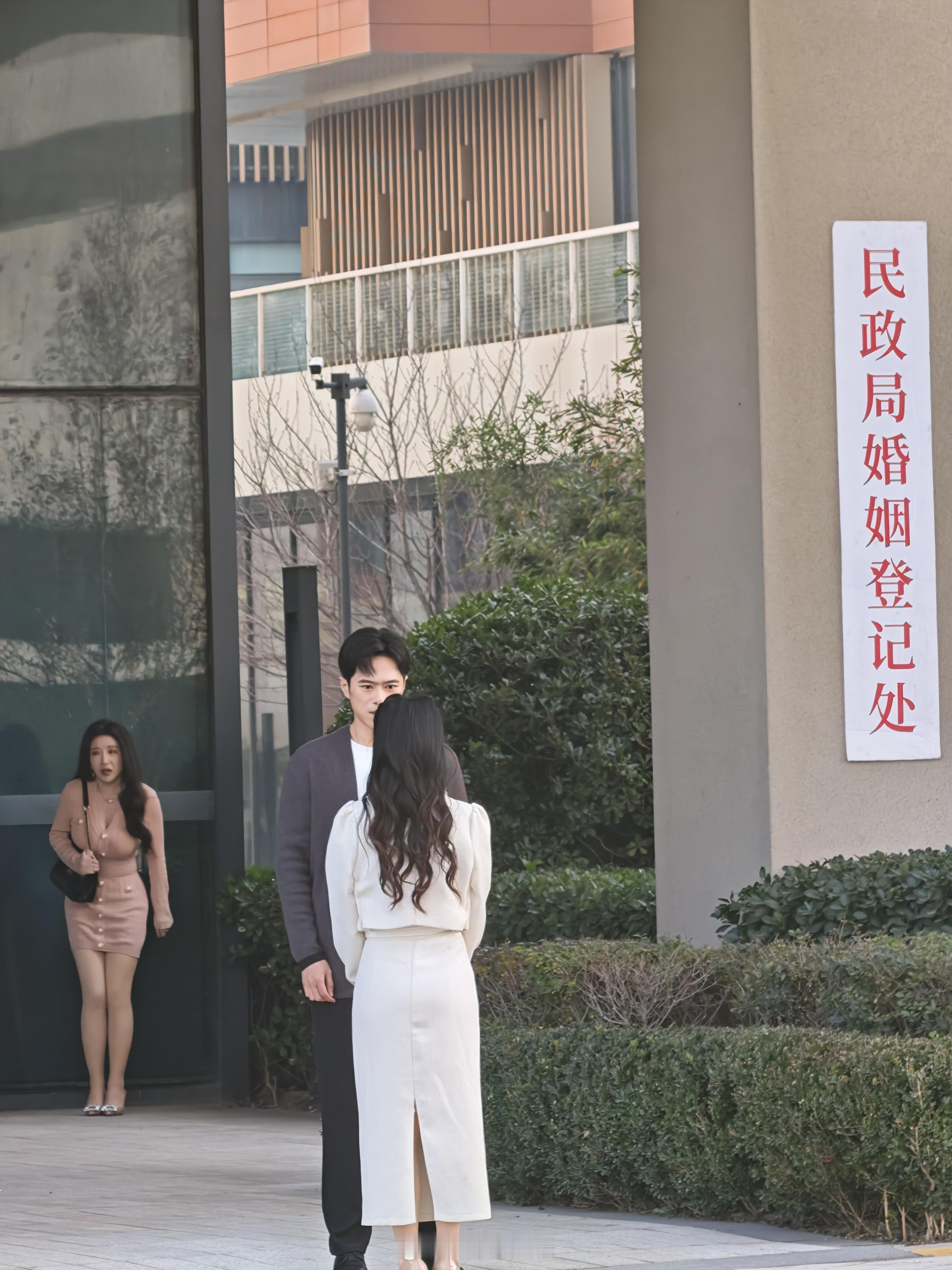 这啥短剧，冬天不穿棉袄啊，看把女演员冻的……