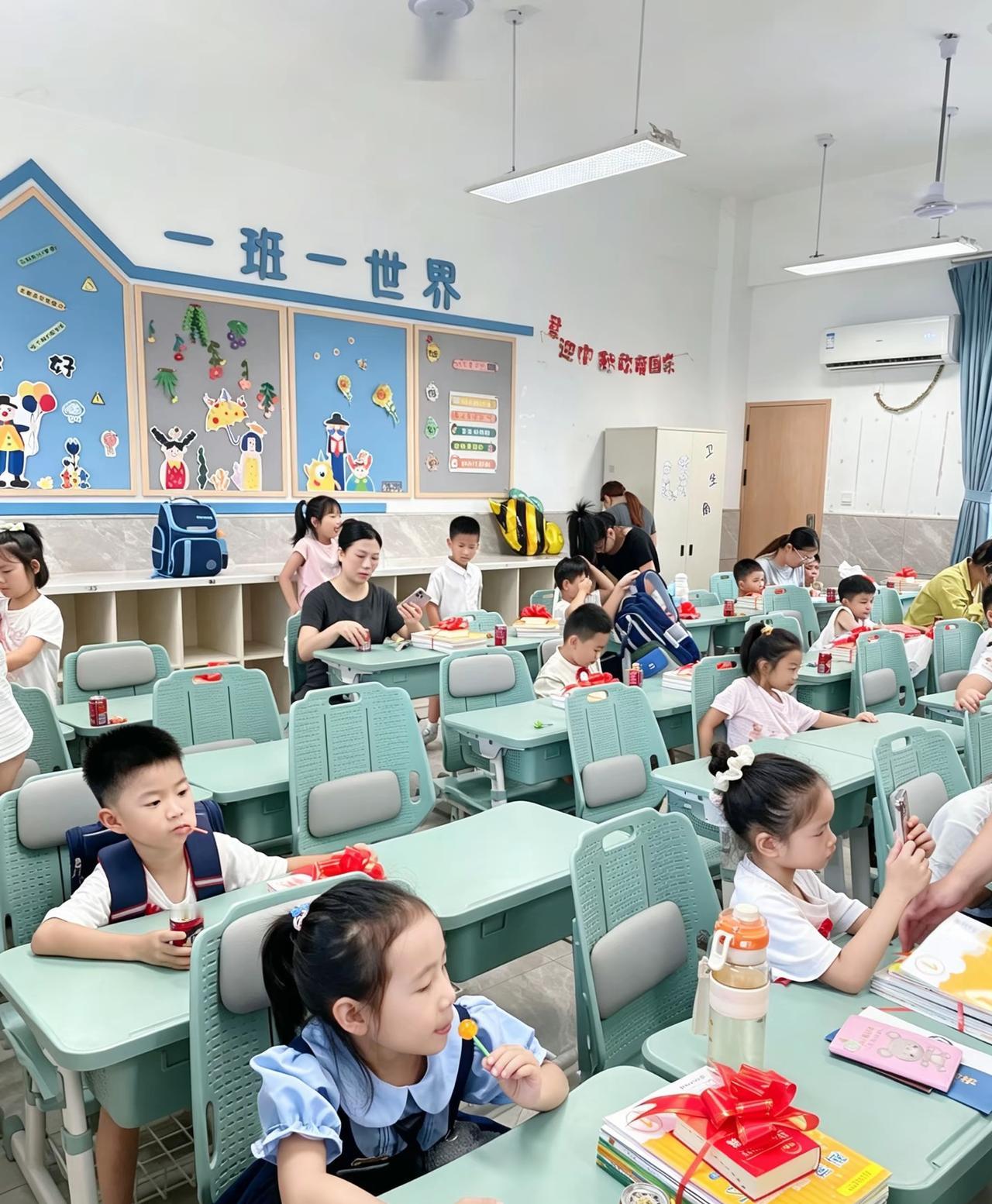 刷到两个不同地区小学的对比图，反差感直接戳到我了。浙江农村的小学教室亮堂堂的，