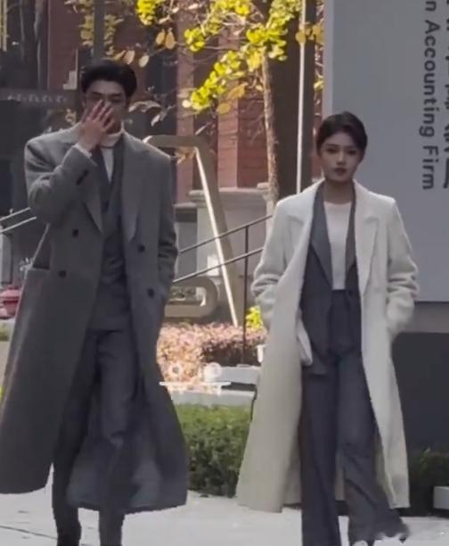 感觉还好吧，主要是艾米还有点婴儿肥所以看起来更幼态，但国内演员已成年演未成年的也