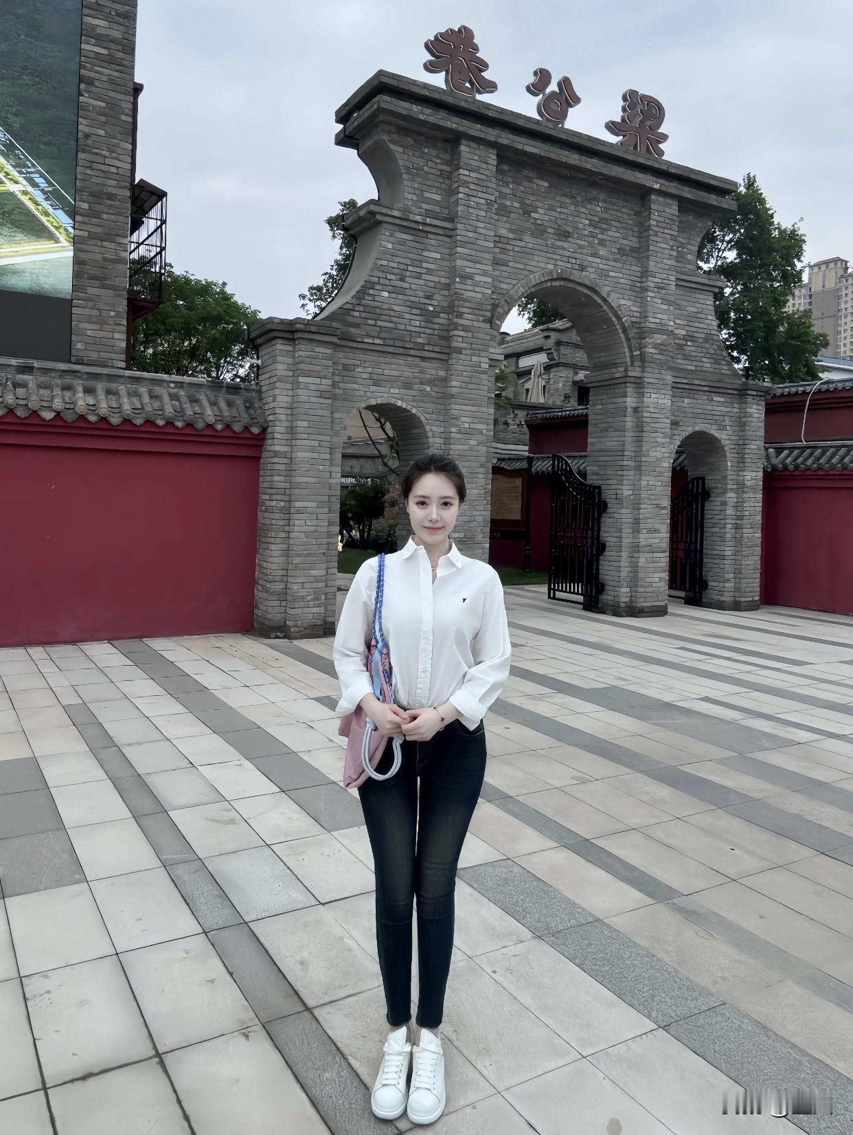 什么才是纯天然美女她素面朝天时，眉眼干净澄澈，眼眸似山间清露。不笑时恬淡清冷，自
