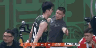 南京天之蓝核心郭昊文真是一个暴脾气！在今天南京天之蓝主场迎战山东高速的比赛中，当