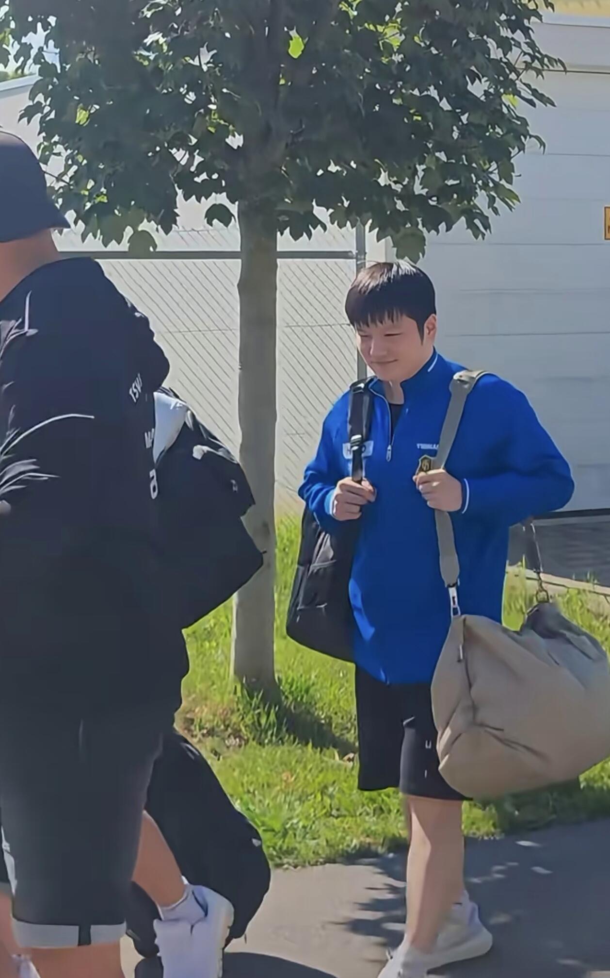 东东背着日内瓦小麻袋，自己的事情自己做！感觉东东也拿个小行李箱方便，把包放行李