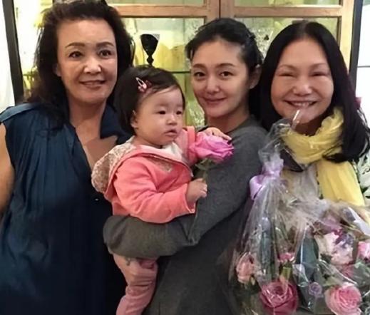 张兰把汪小菲婚姻失败的一部分原因，归咎于自己，让儿子缺爱。汪小菲第一次见大S家