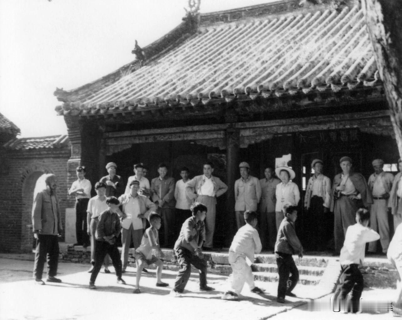 1962年6月15日，周恩来总理时隔52年再次回到他少年时曾求学、生活过的辽宁铁