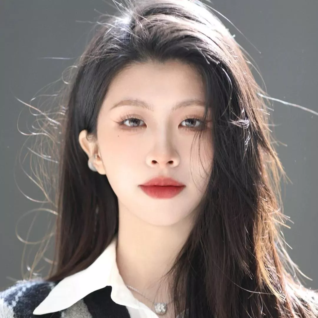 温柔甜美的气质，飘逸的长发，红唇白衣，宛如冬日里的暖阳。