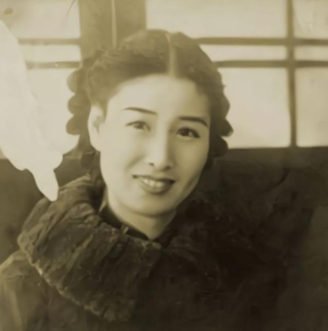 1940年，郑苹如被捕，两个特务把她带到小树林执行枪决，正要开枪时，郑苹如却提了