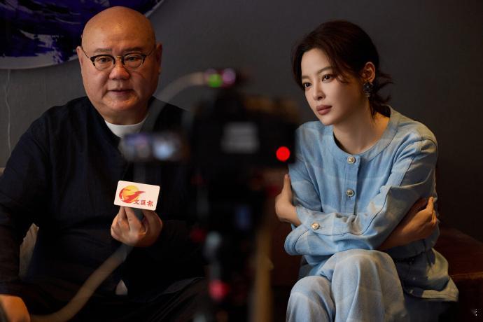 路人偶遇辛芷蕾掏本子要签名，她爽快地签完还热情地唠起家常，这种毫无距离感的相处方