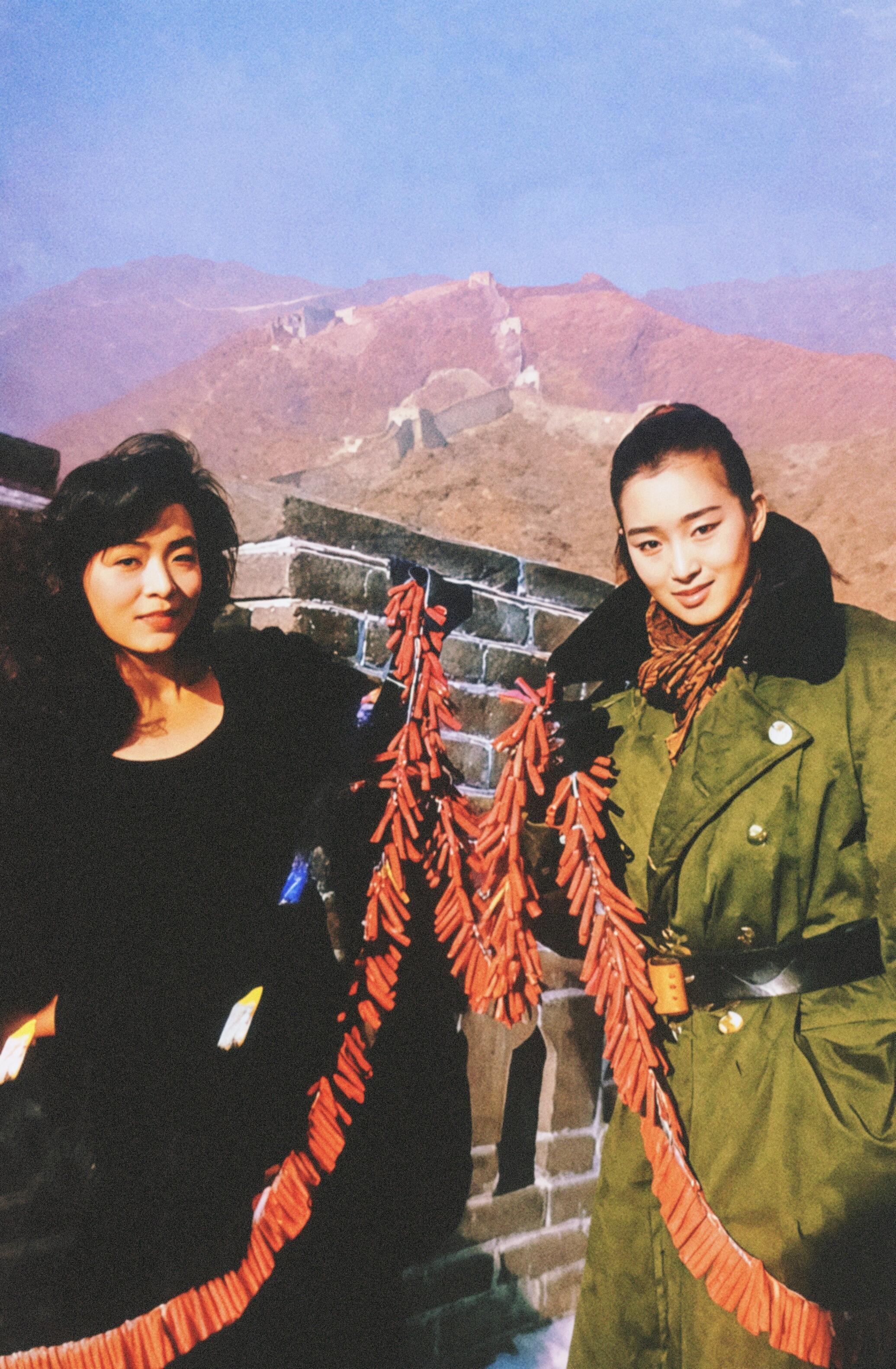 1993年陈玉莲来内地拍摄《大红灯笼高高挂》期间，和巩俐同游长城、故宫。