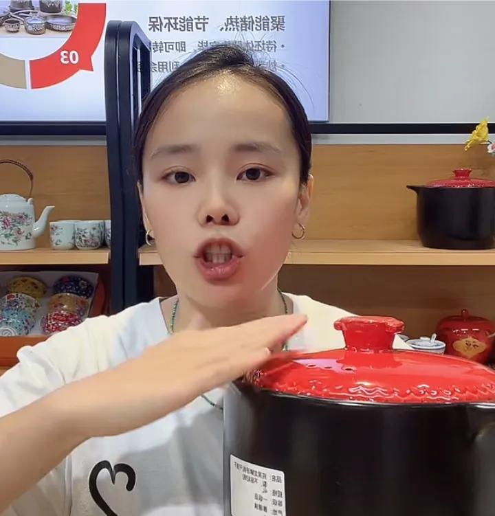 52还没有开会，景德镇的流量又冲爆了！昨天杜大娘直播表示，心疼小熊，说妞妞不应