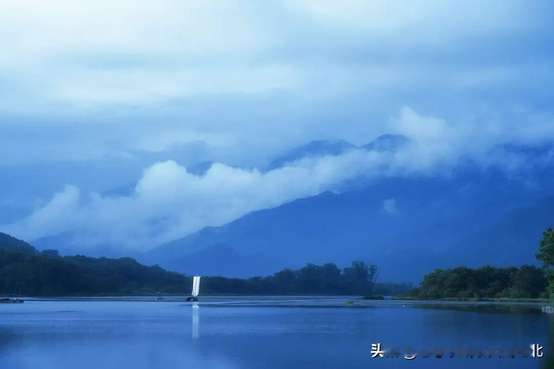 神农架大九湖，被誉为云间湿地、天上九湖，是华中唯一的亚高山沼泽型湿地，平均海拔1