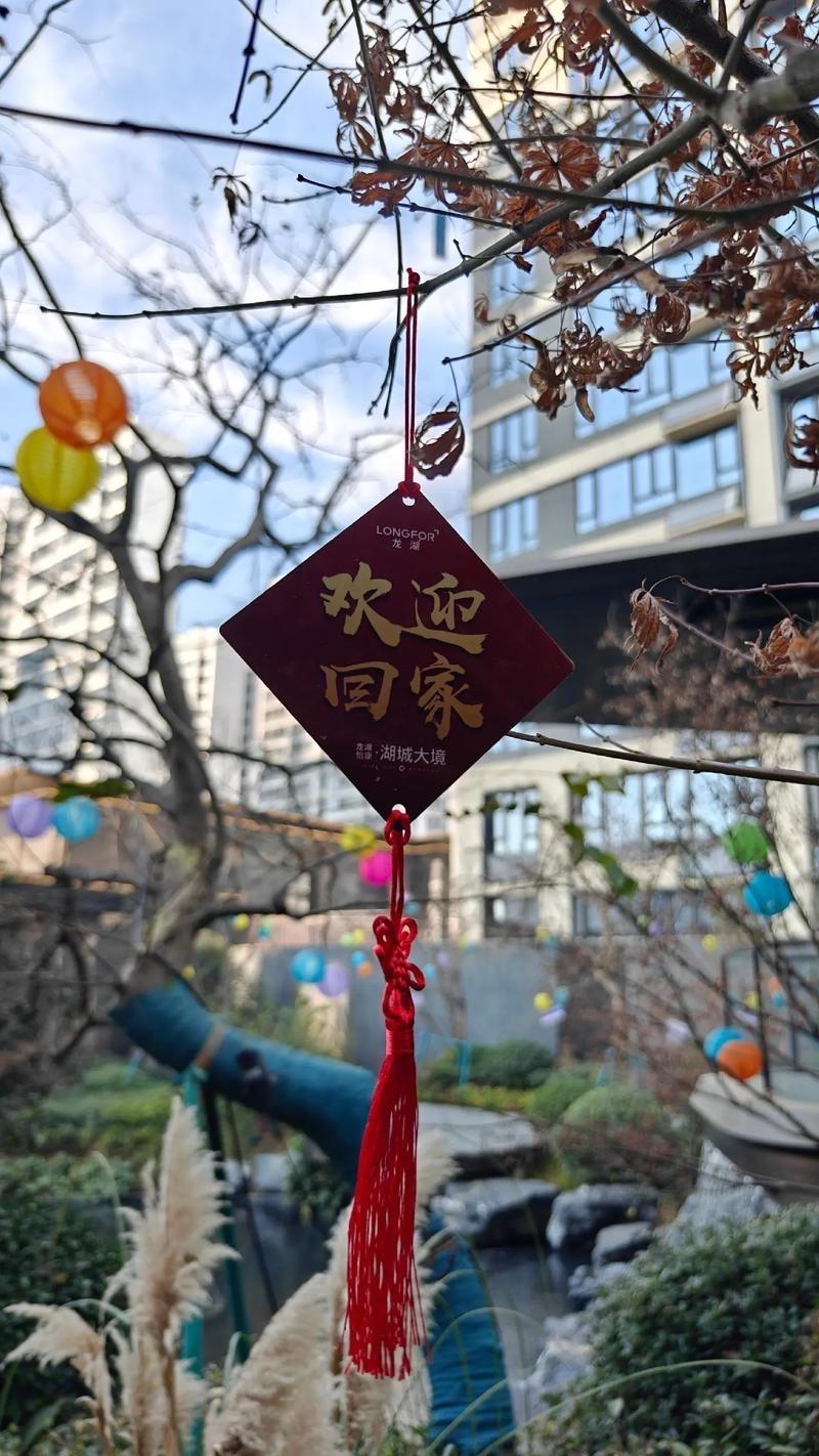 说真的，这事没必要着急骂物业，也没必要立刻就交，核心就看两个东西：你签的合同怎么