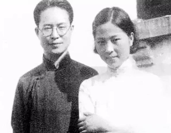 沈从文和张兆和的合影。沈从文写过：“我一辈子走过许多地方的路，行过许多地方的桥，