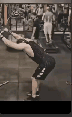 猛男也怕后面站个男人啊[捂脸哭]