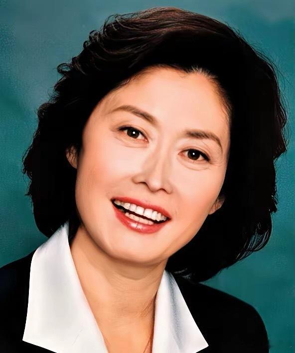敬一丹去世后，身为独生女的王尔晴，最大的依靠不是她的富豪爸爸，而是她两个血浓于水