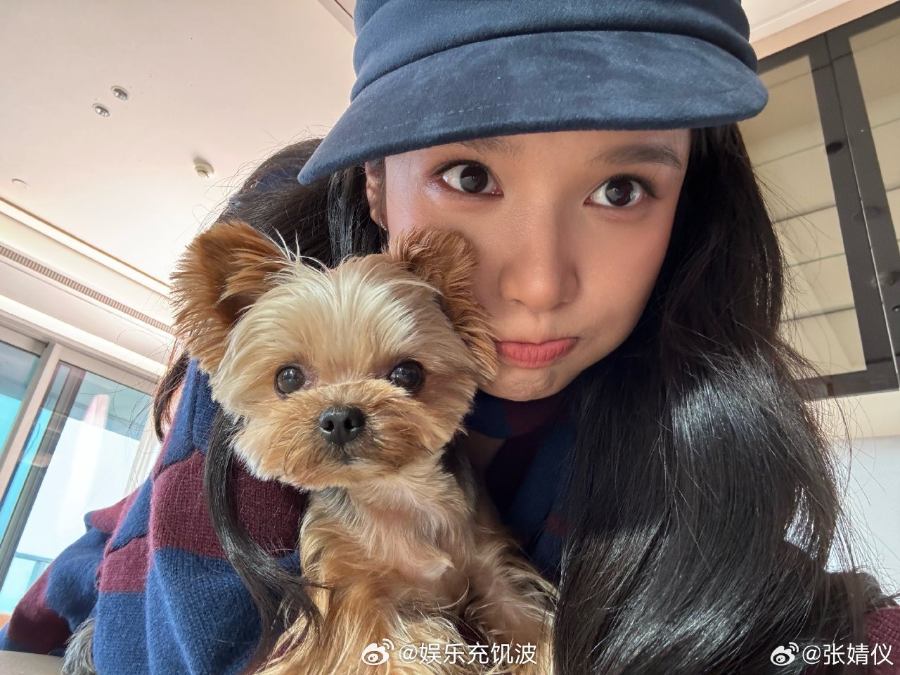 张婧仪谁说演员不能看镜头张婧仪用眼神征服镜头，温柔中带着坚定，她不是看镜头，是