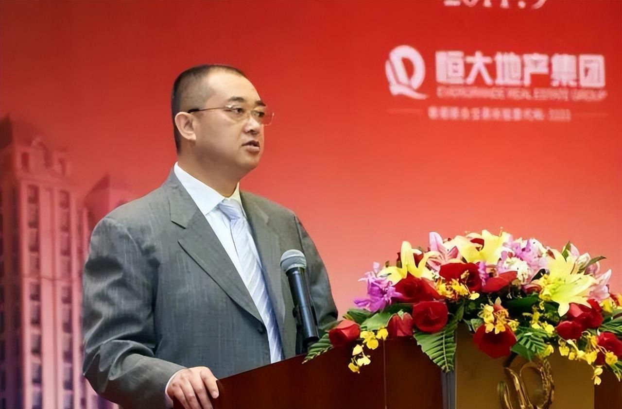 早已远赴美国加州定居、过着优渥生活的恒大前CEO夏海钧，近期做出了一个出乎所有人