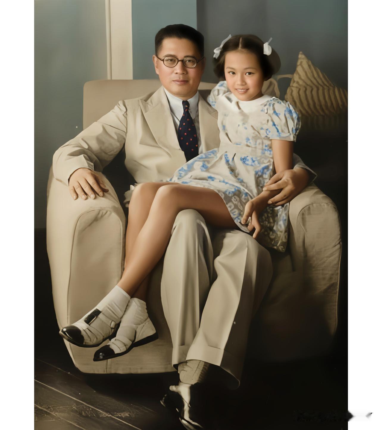 这是宋子文与他的大女儿宋琼颐在上海宅邸的一张合影老照片，拍摄于上世纪三十年代。大