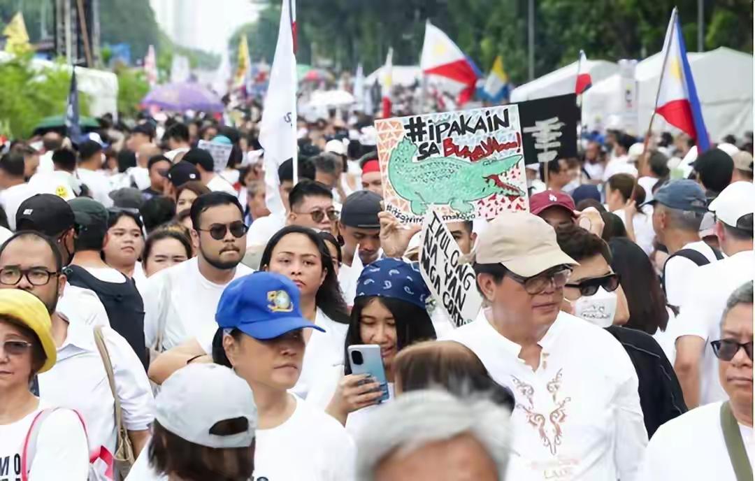 ​这时候，菲律宾人们才发现小马科斯政治实力非常地雄厚，在国内掀起12万人的大游行