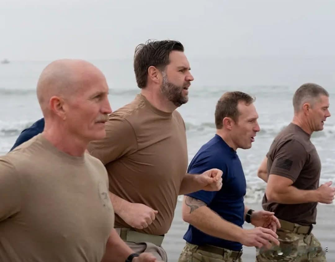 美国副总统JD万斯在加利福尼亚州与美国海军海豹突击队一起进行训练——万斯表示