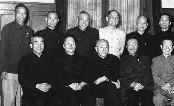 1950年1月初，几个解放军战士将宋希濂和王陵基押上一辆卡车，王陵基胆战心惊，悄