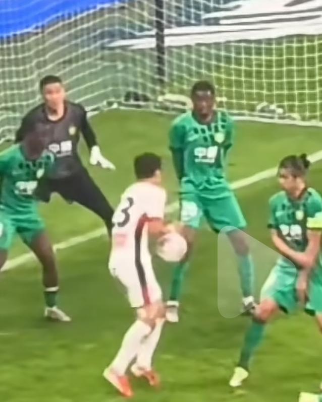 国安球迷大概认为自己被裁判针对了！所以开始在网上发泄不满，比如说韦世豪早就是红