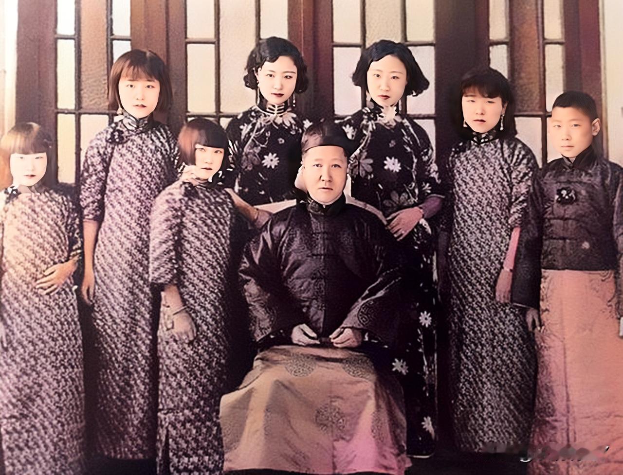 这是载沣与子女们在天津静园的一张合影老照片，拍摄于1927年。这可不是演戏，而是