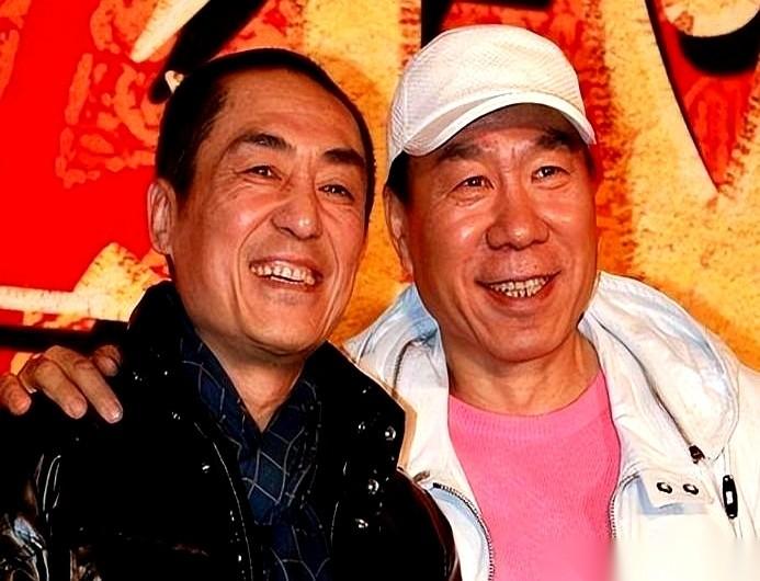 临终的病床上，亲爹死死攥着张艺谋的手，拼了最后一口气警告：“那个人你玩不过，一定