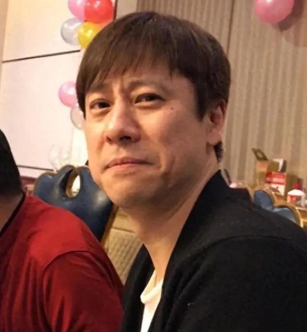 57岁的解晓东如今搬回了安徽老家定居，妻子一路陪他共患难。解晓东是上世纪内地乐坛