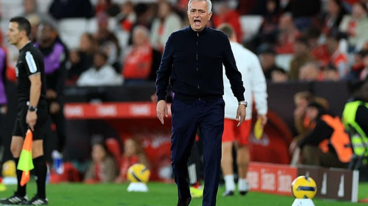 穆帅激动射偏，引红牌，被波尔图助教称为叛徒。葡超第25轮比赛，本菲卡队在主场2