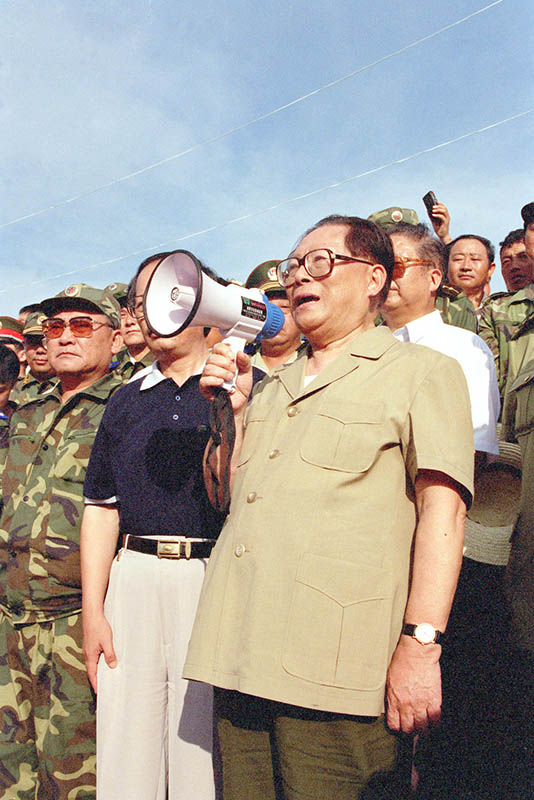 1998年长江发生百年不遇的特大洪水，总参谋长傅全有陪同江同志到湖南视察灾情，冒