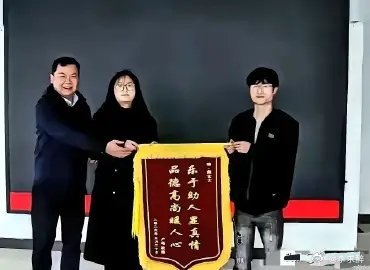 3月15日晚十点左右，在湖南境内发生了一件暖心又惊险的事。网约车司机卢师傅搭载顺
