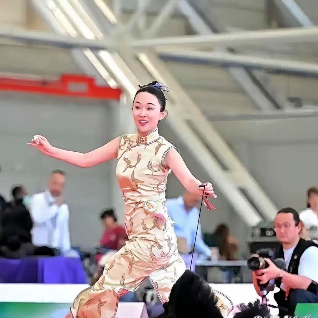 霍思燕要暂别娱乐圈了，因为她养的狗要参加世界杯，为了不影响狗的嗅觉，她停用护肤品