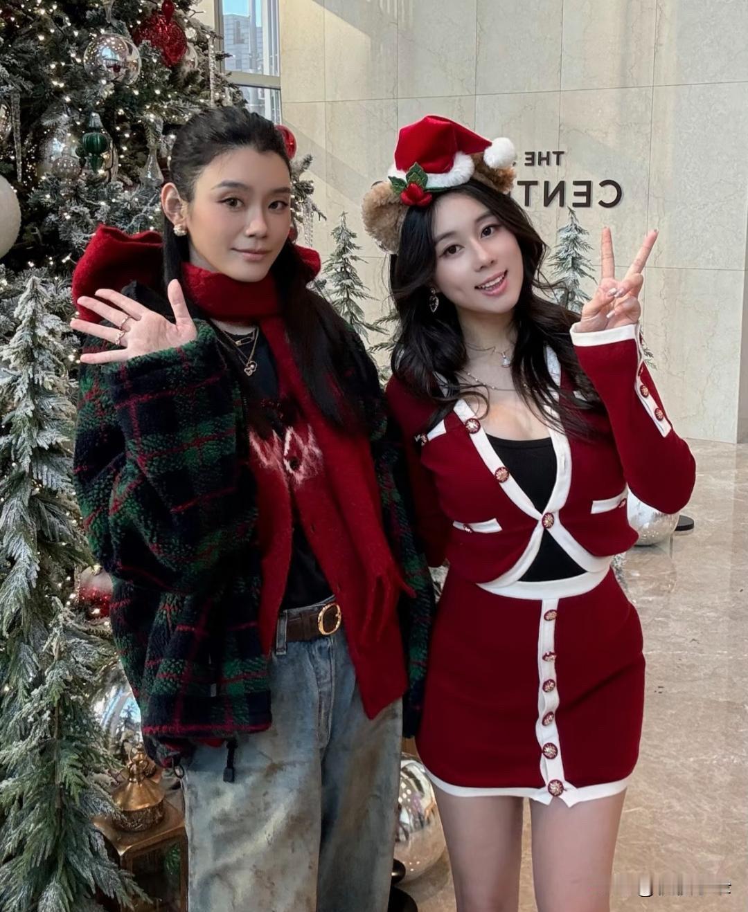 奚梦瑶和婆婆、小姑子一起庆祝圣诞节，一家人穿衣打扮喜气洋洋！[玫瑰][玫瑰][玫