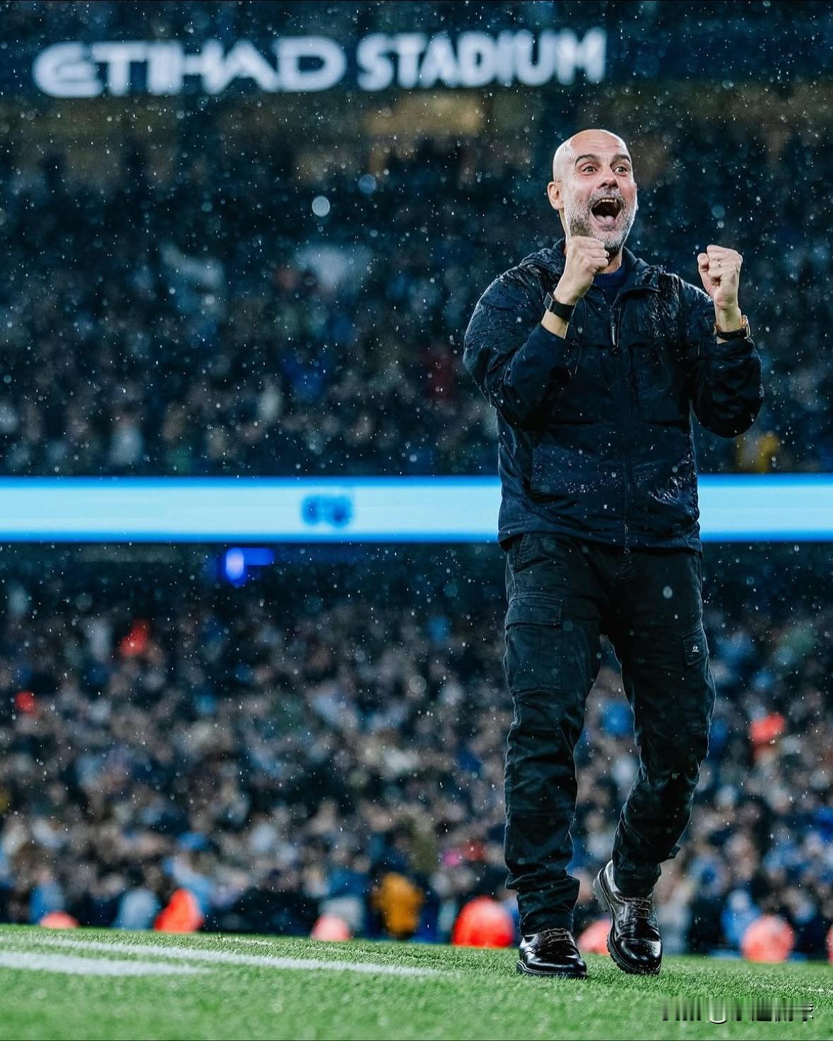 千场封神！瓜迪奥拉的1000场，是足球世界的“极致范本”！伊蒂哈德球场的巨幅T