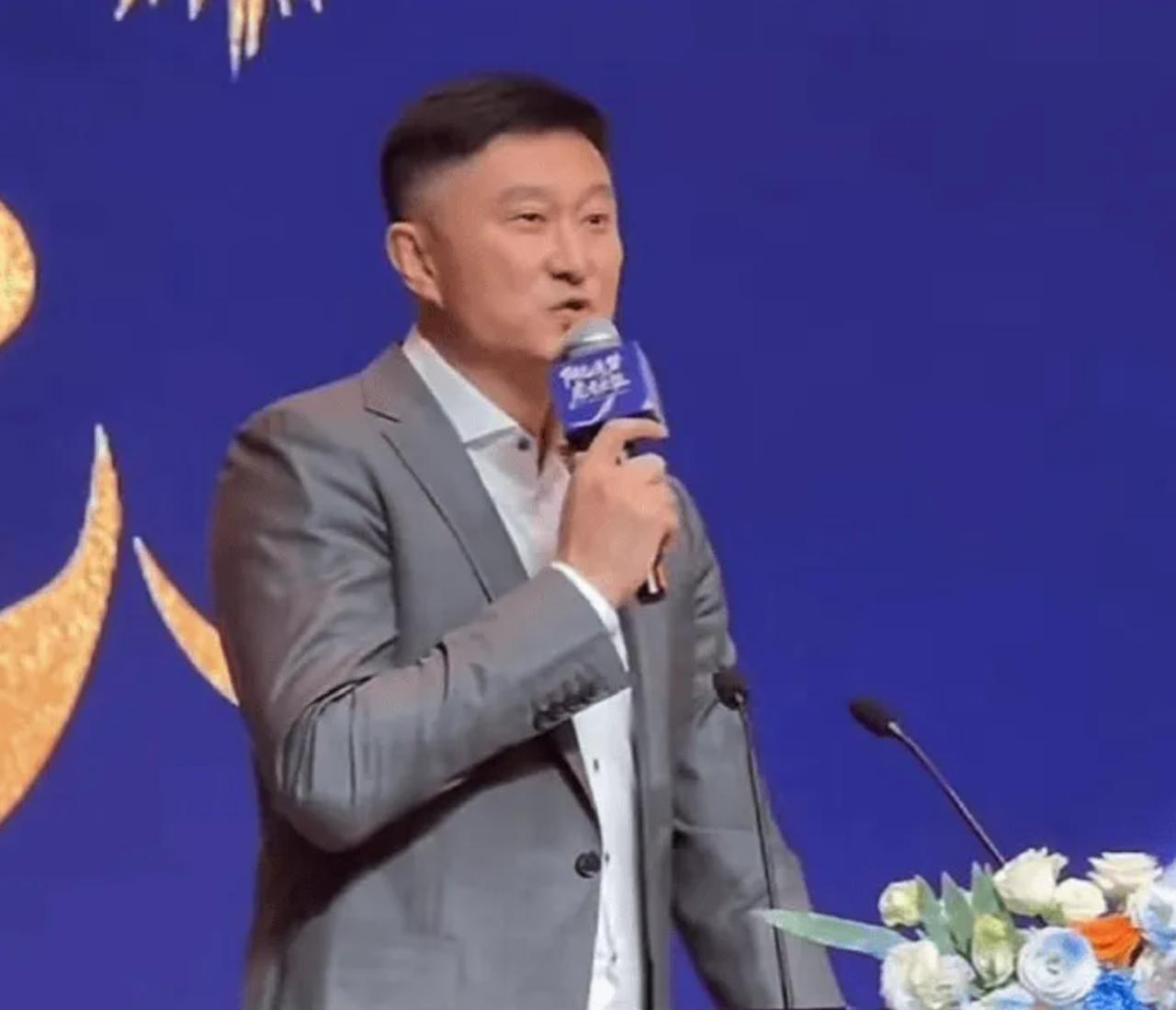 有趣！杜锋：广东队上赛季没进四强，没有被海哥严厉批评，而是像教练一样耐心教导。新