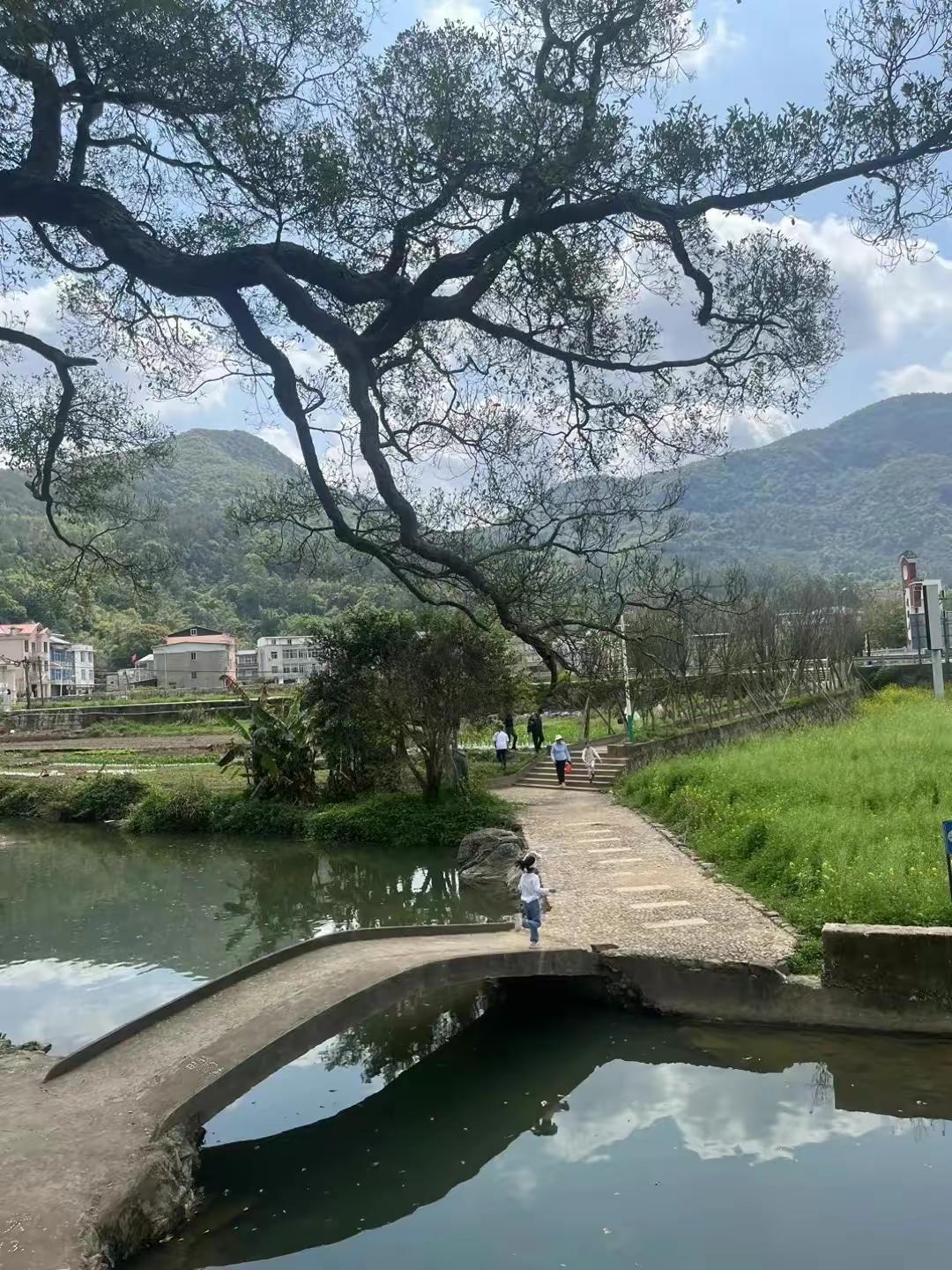 高情商暧昧拉扯聊天段子女人：“在干嘛呢？”普通男人只会死板秒回：“没