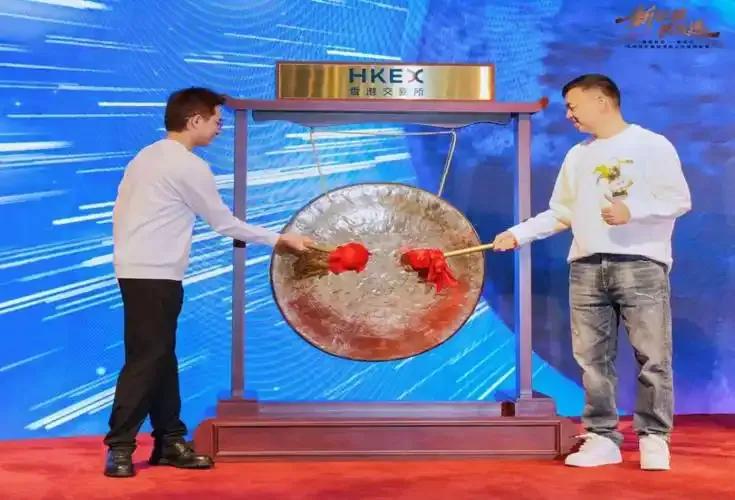 零食很忙（鸣鸣很忙）在香港上市，市值约800亿港币，给普通创业者点亮了一束光。