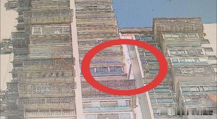 太吓人了，厦门一小区26楼突然“下砖雨”，砸在大门口！住户每天进出像“扫雷”？