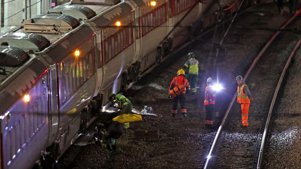 看到英国发生大规模刺伤旅客事件，忽然间发现，还是我们国家最安全。当地时间11